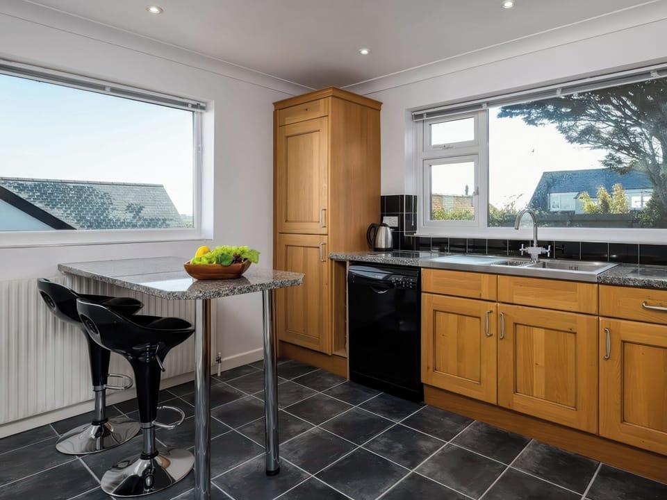 Cottage | Private kitchen | Fridge, microwave, dishwasher, cookware/dishes/utensils