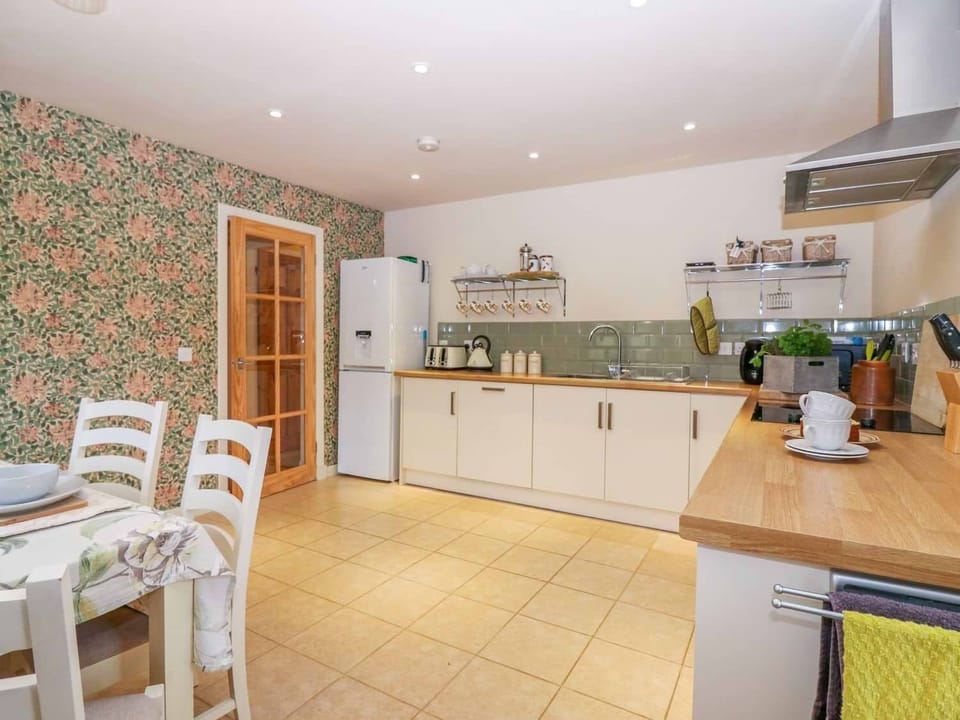 Cottage | Private kitchen | Fridge, dishwasher, electric kettle, toaster