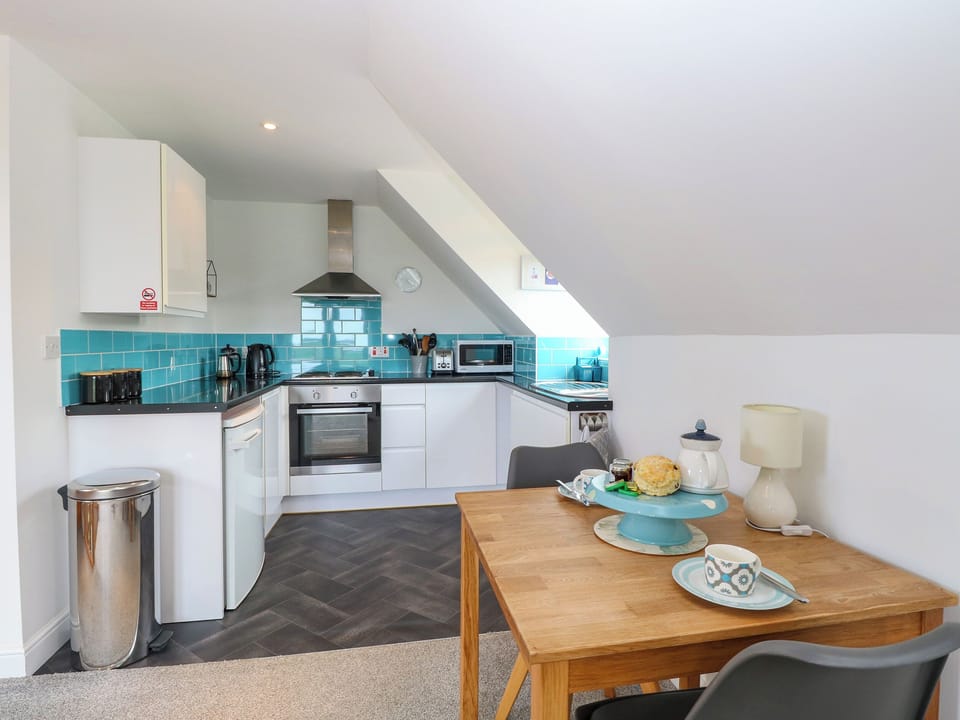 Cottage | Private kitchen | Fridge, microwave, electric kettle, toaster