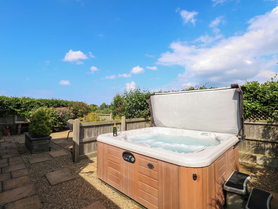 Cottage | Outdoor spa tub