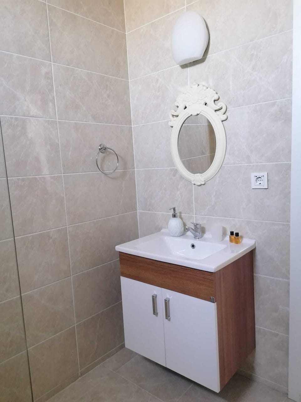 Rainfall showerhead, hair dryer, heated floors (bathroom), towels