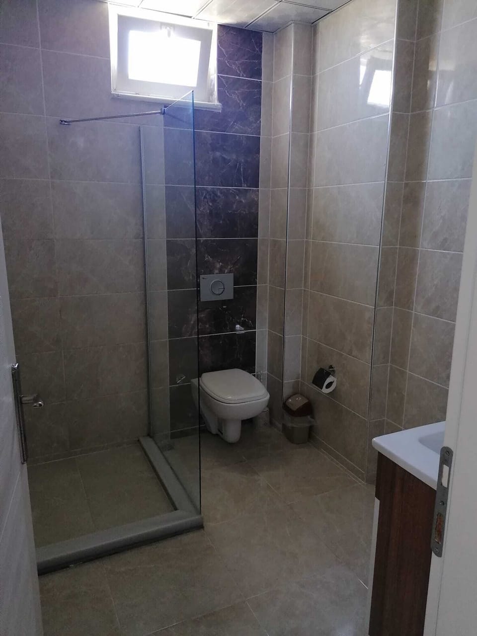 Rainfall showerhead, hair dryer, heated floors (bathroom), towels