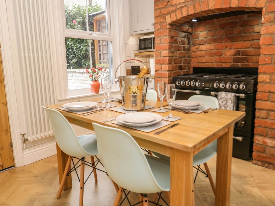 Cottage | Private kitchen | Fridge, microwave, electric kettle, cookware/dishes/utensils