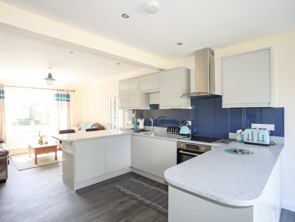 Cottage | Private kitchen | Fridge, dishwasher, electric kettle, toaster