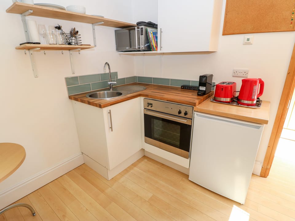 Cottage | Private kitchen | Fridge, electric kettle, toaster, cookware/dishes/utensils