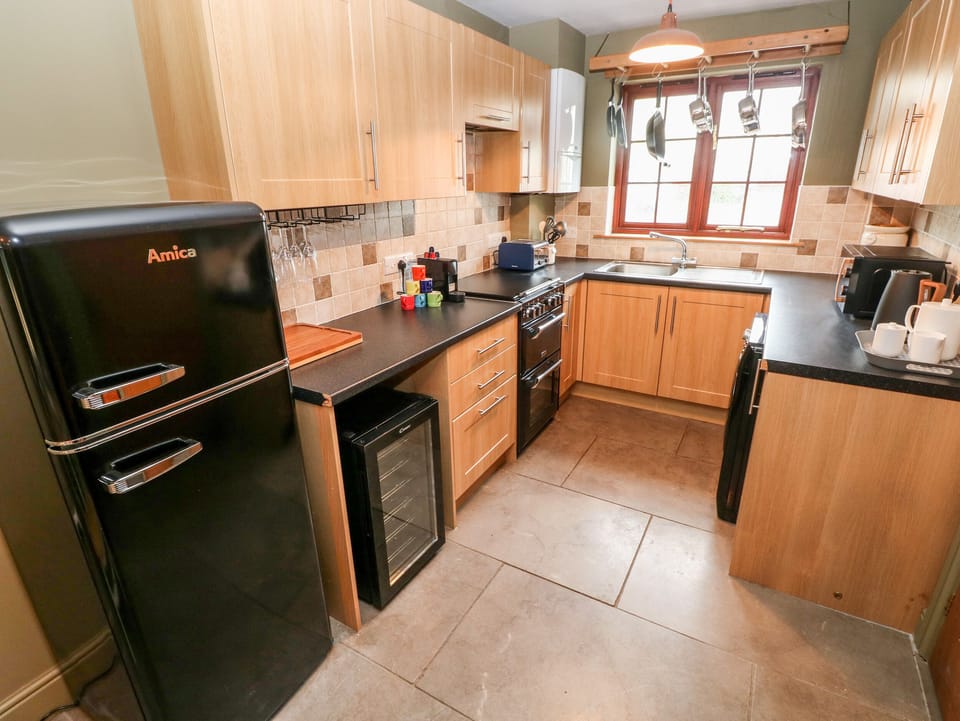 Cottage | Private kitchen | Fridge, electric kettle, toaster, cookware/dishes/utensils