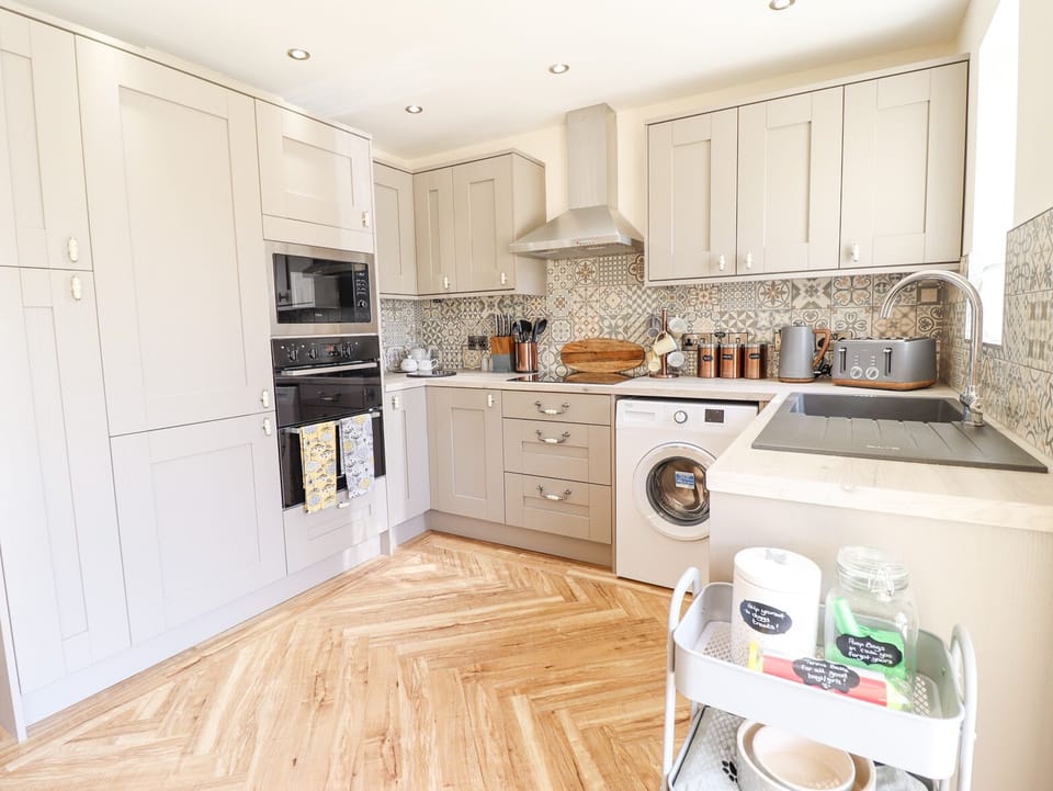 Cottage | Private kitchen | Fridge, microwave, cookware/dishes/utensils
