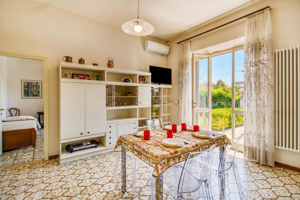 Family House, Multiple Bedrooms (Casa Lidia 900m From Sea) | Dining