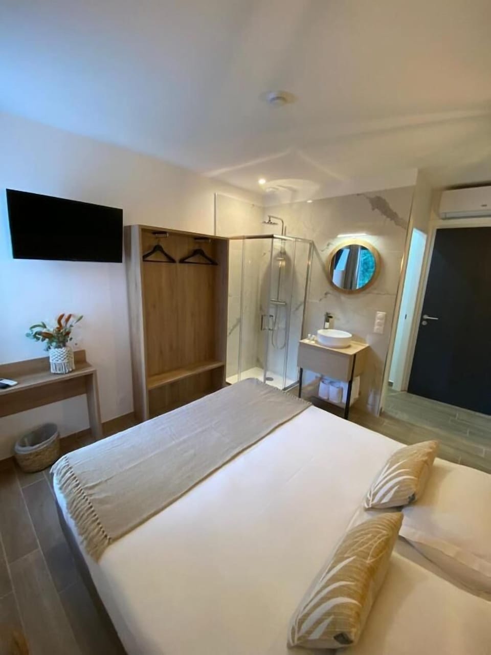 WiFi (free), bed sheets