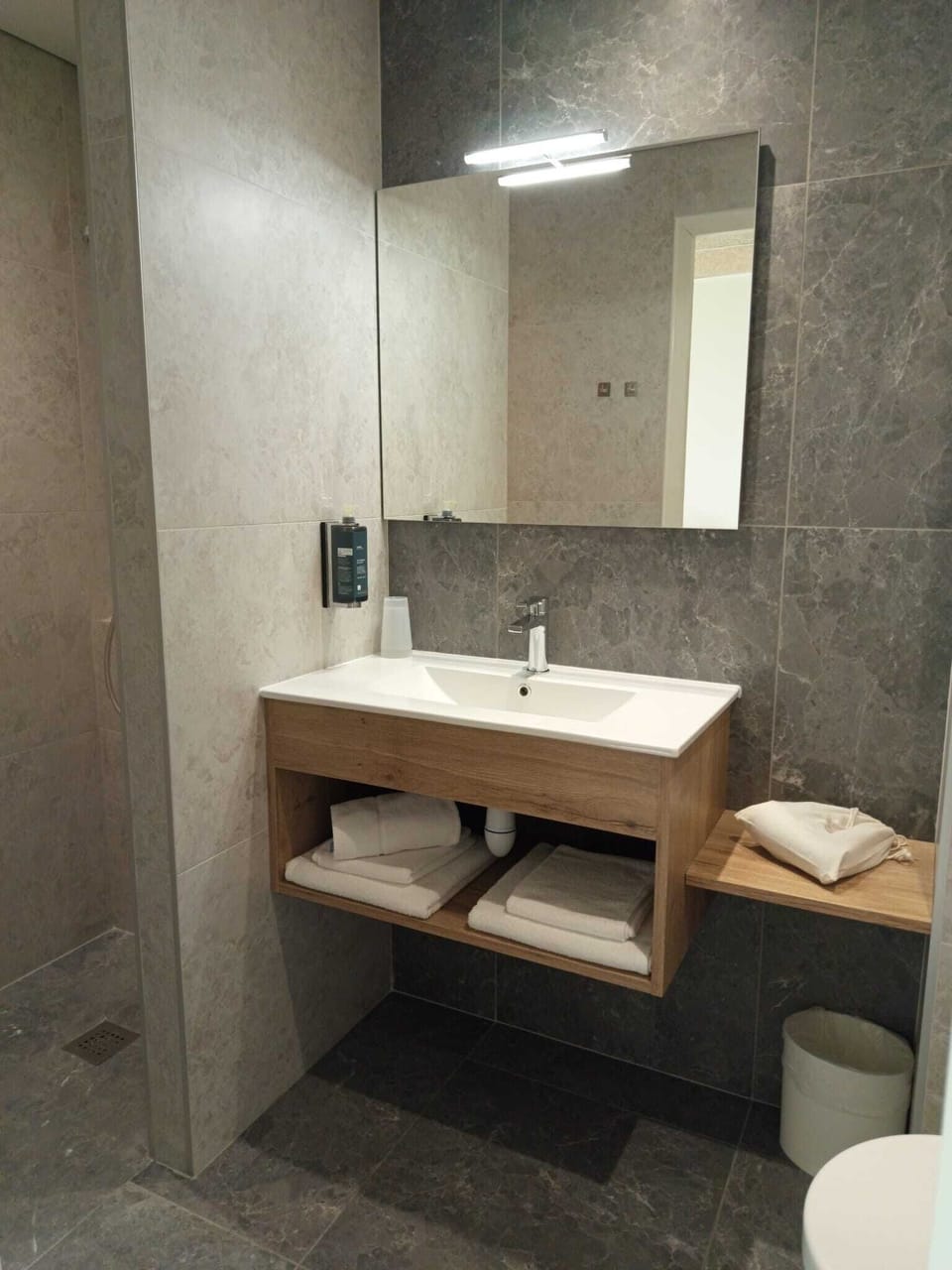 Junior Studio | Bathroom | Shower, rainfall showerhead, free toiletries, hair dryer