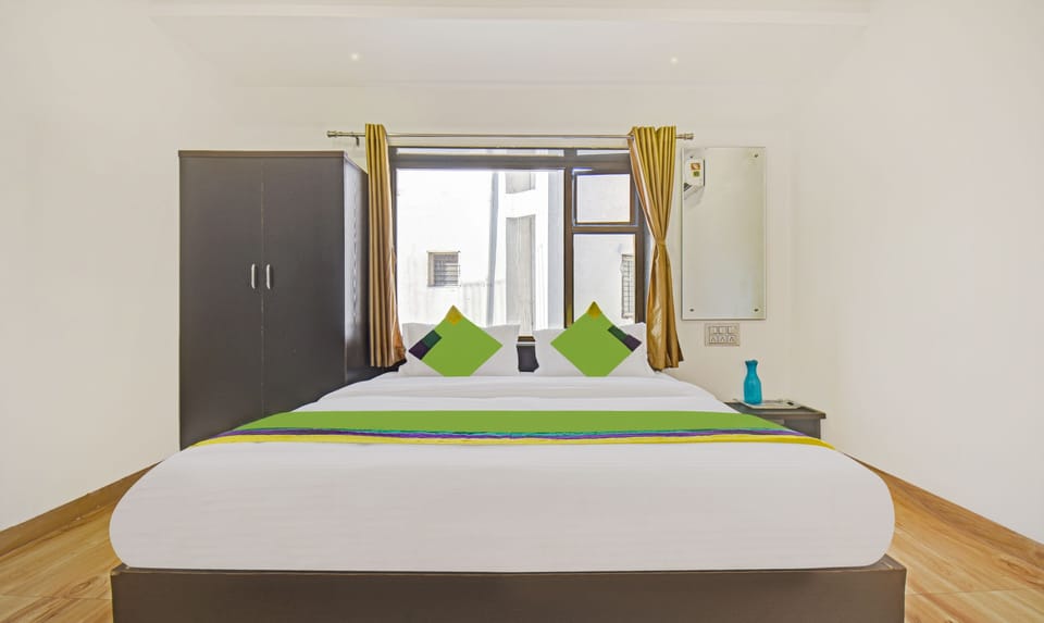 Deluxe Room | Desk, iron/ironing board