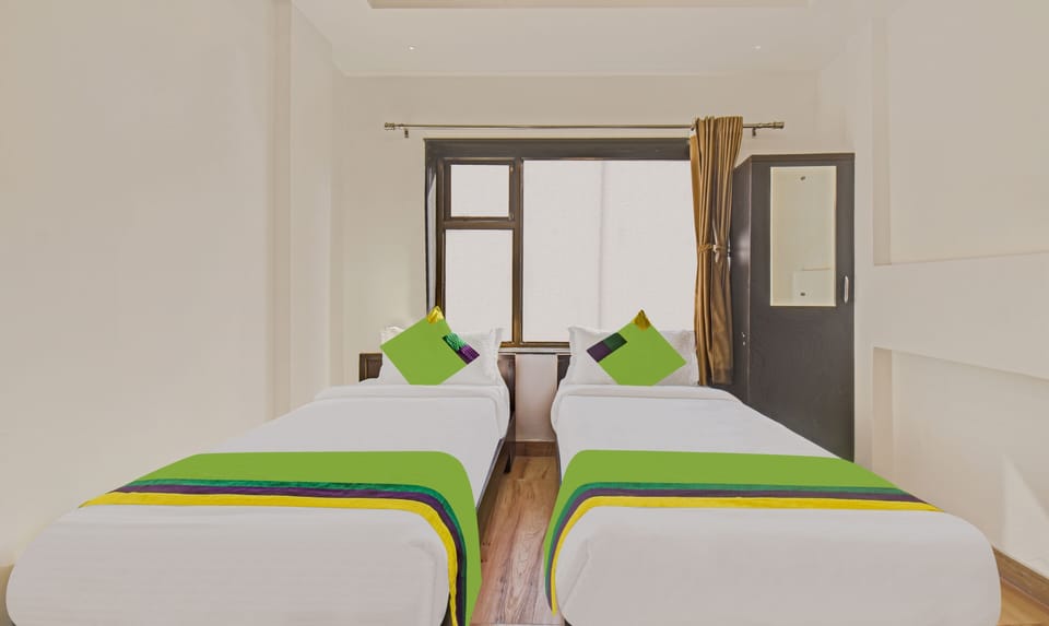 Deluxe Room | Desk, iron/ironing board