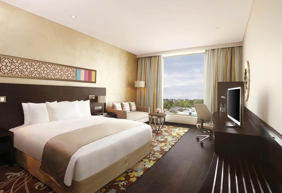 Executive Room, 1 King Bed (City View) | Living area | 37-inch LED TV with satellite channels, TV