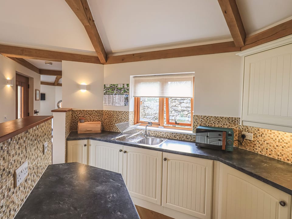Cottage | Private kitchen | Fridge, microwave, electric kettle, toaster