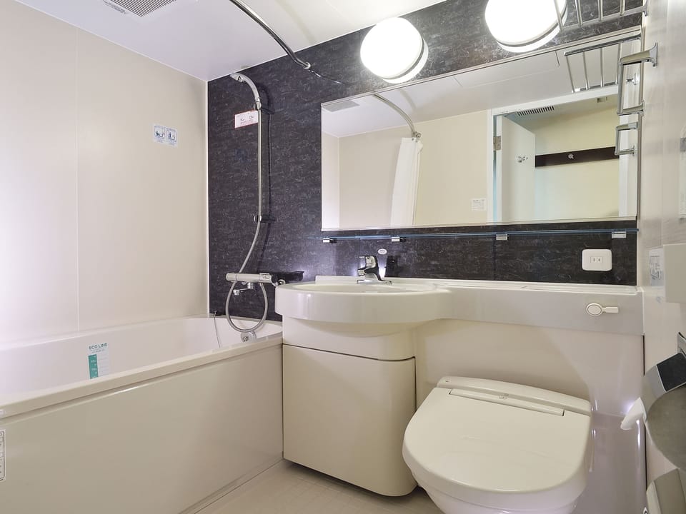 Combined shower/tub, deep soaking tub, free toiletries, hair dryer