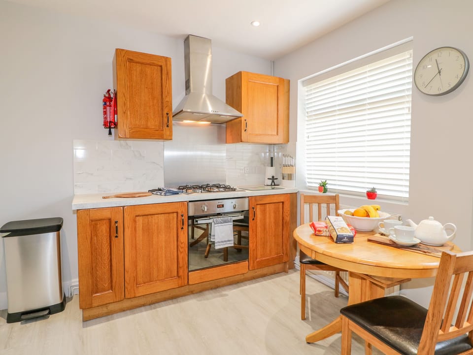 Cottage | Private kitchen | Fridge, dishwasher, electric kettle, cookware/dishes/utensils