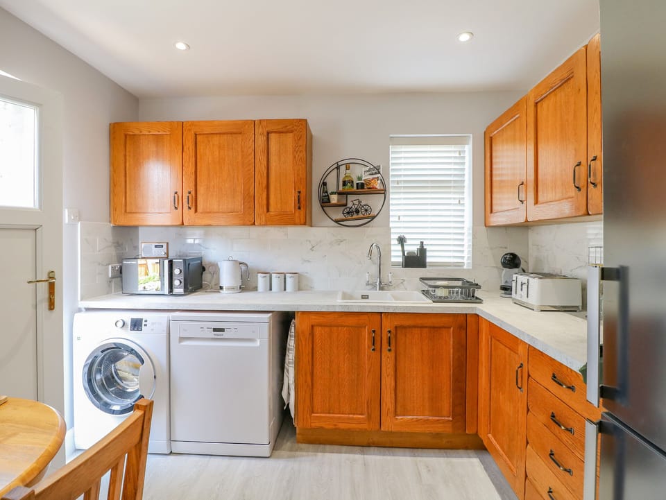 Cottage | Private kitchen | Fridge, dishwasher, electric kettle, cookware/dishes/utensils
