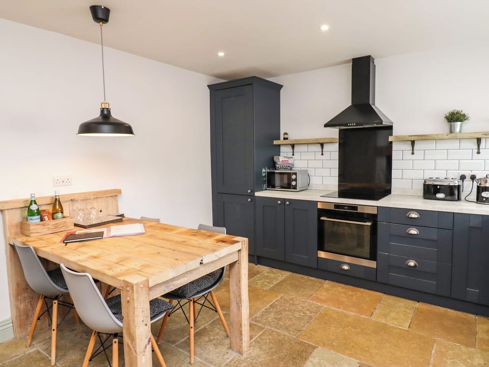 Cottage | Private kitchen | Fridge, microwave, dishwasher, electric kettle