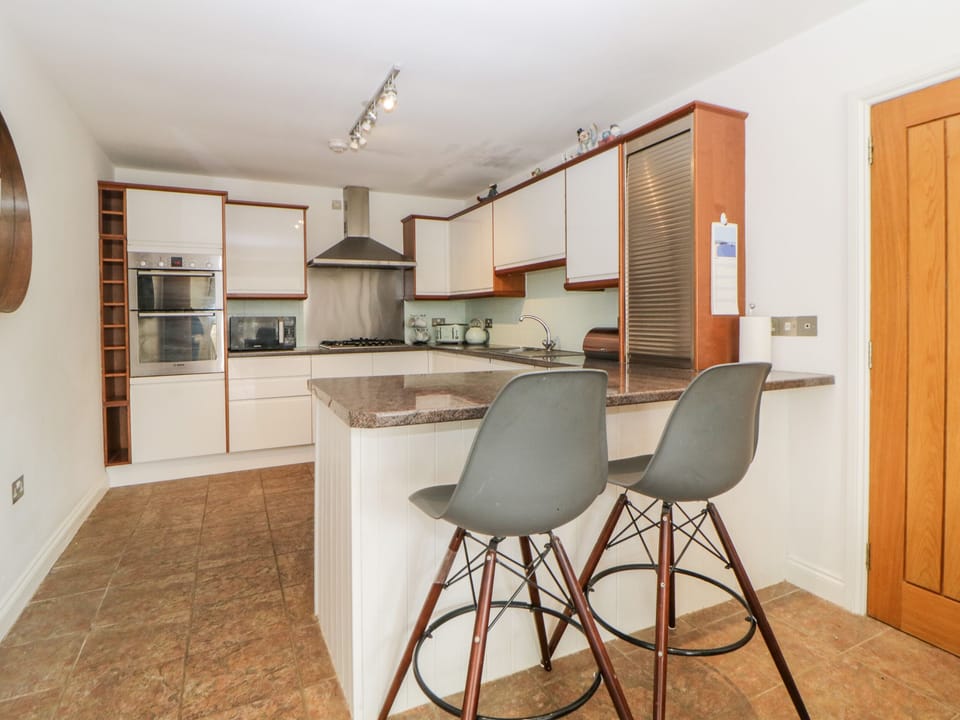 Cottage | Private kitchen | Fridge, dishwasher, electric kettle, toaster