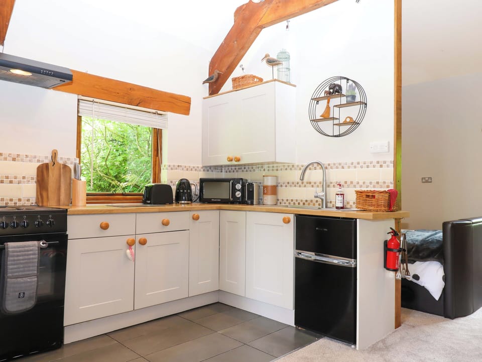 Cottage | Private kitchen | Fridge, electric kettle, toaster, cookware/dishes/utensils