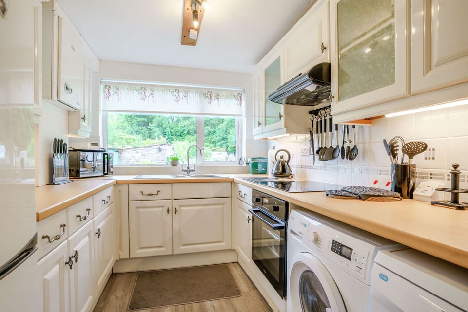 Cottage | Private kitchen | Fridge, dishwasher, electric kettle, toaster