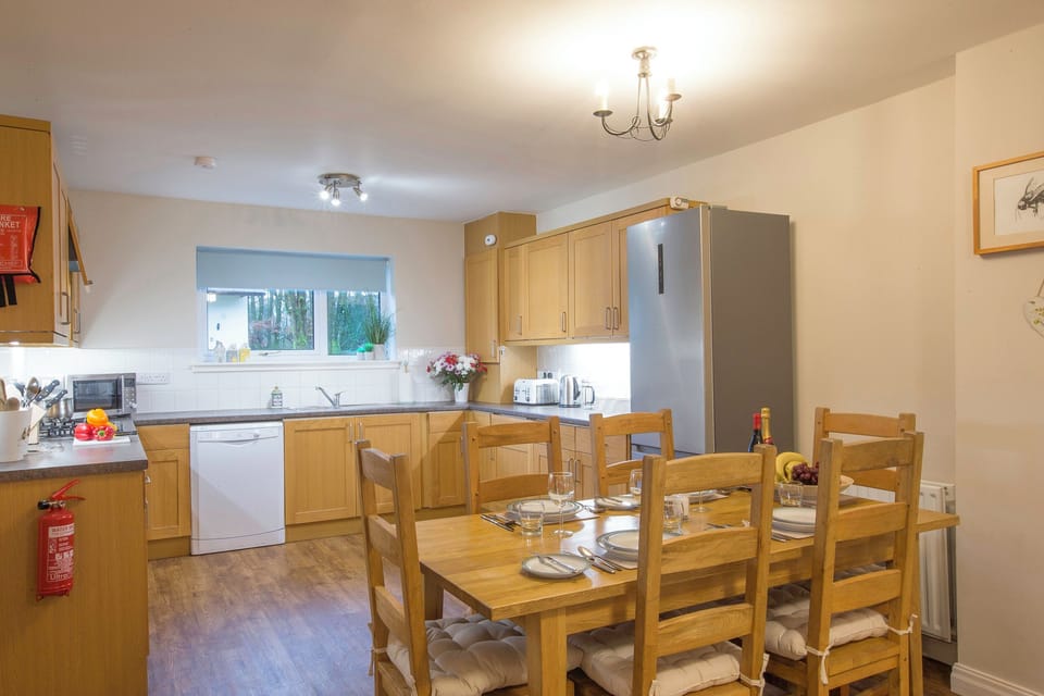 Cottage | Private kitchen | Fridge, microwave, dishwasher, electric kettle