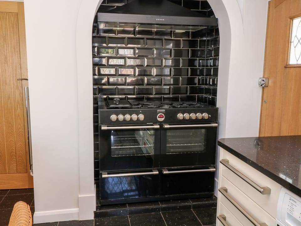 Cottage | Private kitchen | Fridge, dishwasher, cookware/dishes/utensils