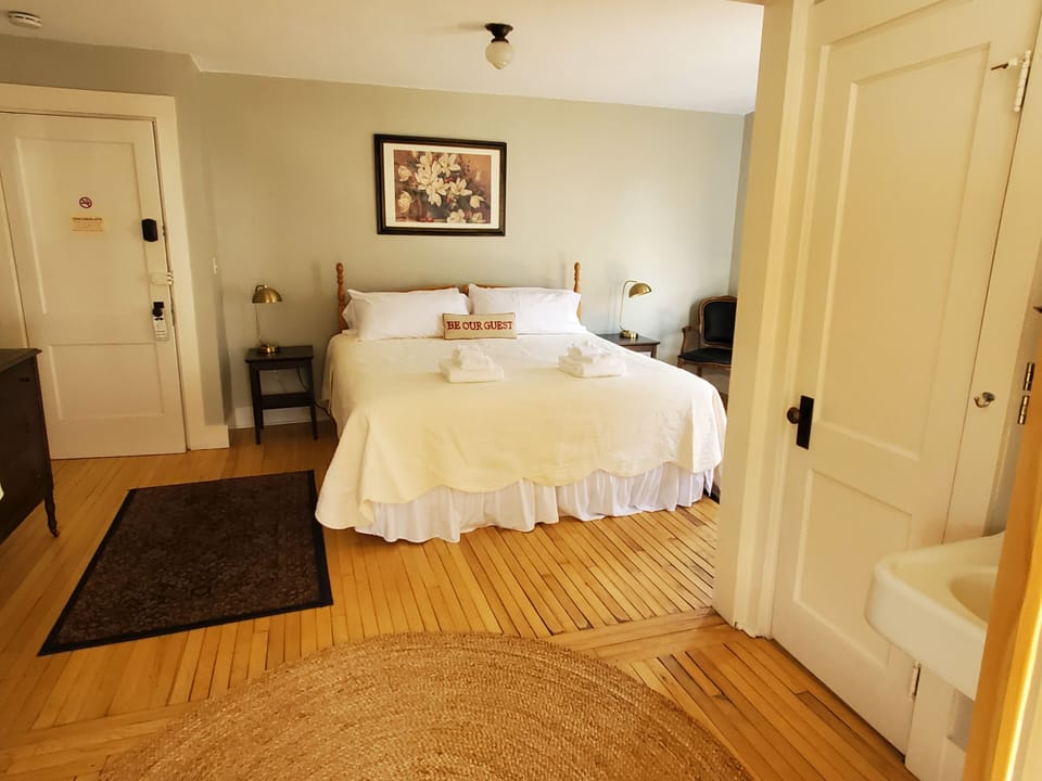1820 King Suite- Room 18 | Individually decorated, individually furnished, blackout drapes