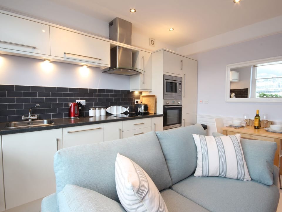 Cottage | Private kitchen | Fridge, cookware/dishes/utensils