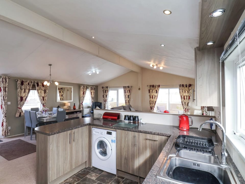 Cottage | Private kitchen | Fridge, microwave, dishwasher, cookware/dishes/utensils