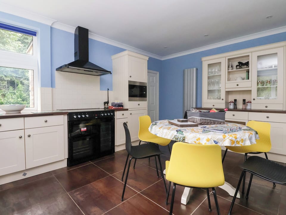 Cottage | Private kitchen | Fridge, dishwasher, electric kettle, toaster