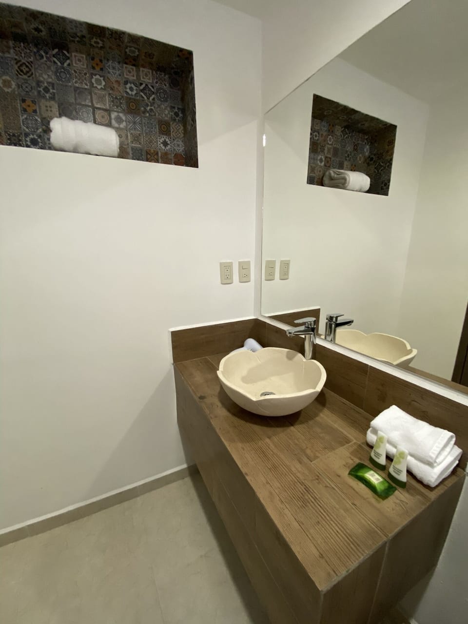 Shower, hair dryer, bathrobes, towels