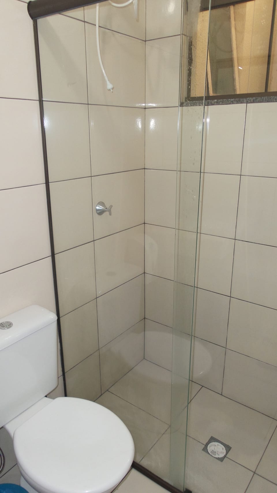 Shower, rainfall showerhead, free toiletries, hair dryer