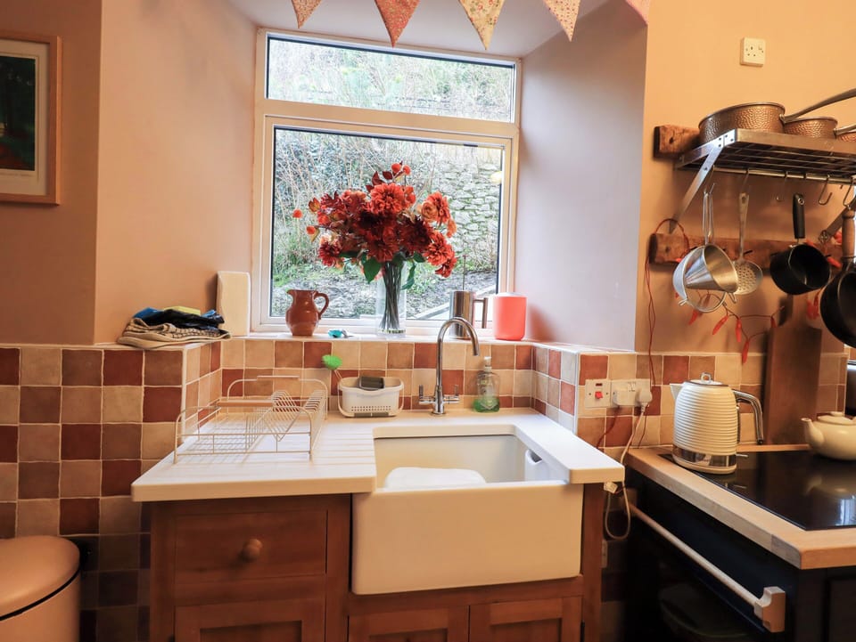 Cottage | Private kitchen | Fridge, microwave, electric kettle, toaster