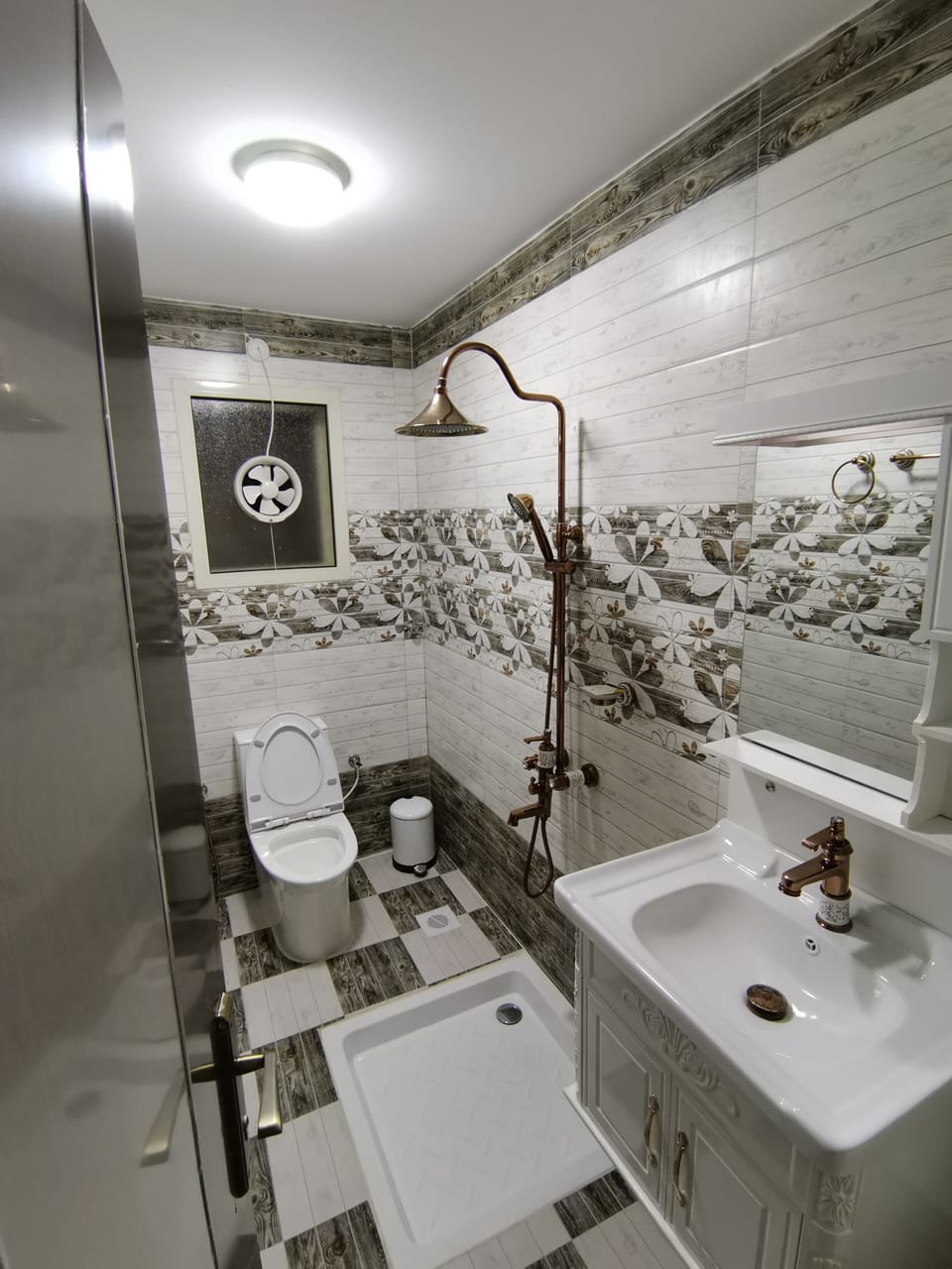 Single Room | Bathroom | Shower, rainfall showerhead, free toiletries, hair dryer