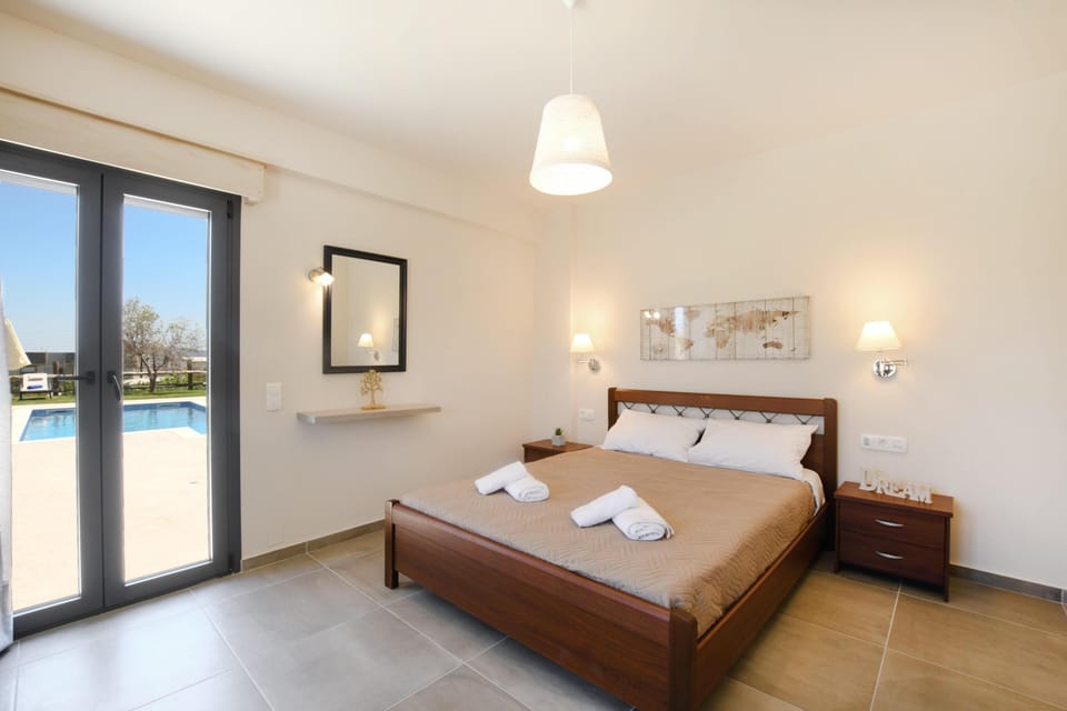 Luxury Room, 4 Bedrooms | Desk, blackout drapes, soundproofing, WiFi (free)
