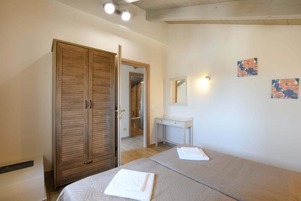 Luxury Room, 4 Bedrooms | Desk, blackout drapes, soundproofing, WiFi (free)