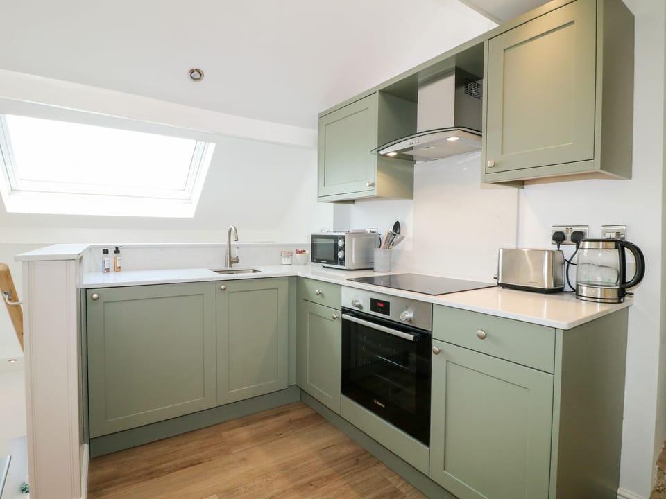 Cottage | Private kitchen | Fridge, microwave, electric kettle, toaster