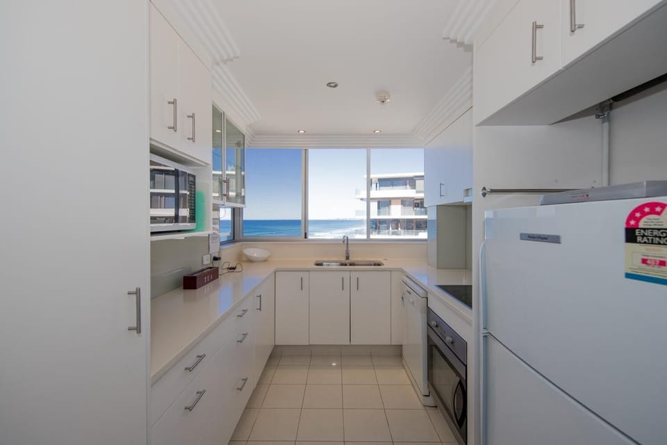 Full-size fridge, microwave, stovetop, dishwasher