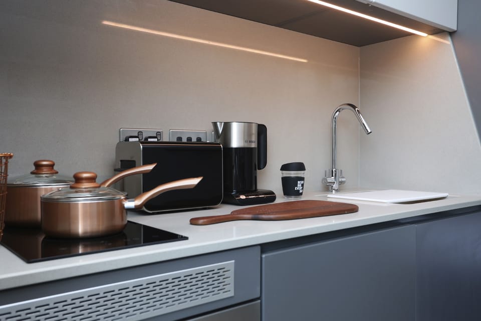 Standard Studio | Private kitchen | Oven, stovetop, cookware/dishes/utensils, cleaning supplies