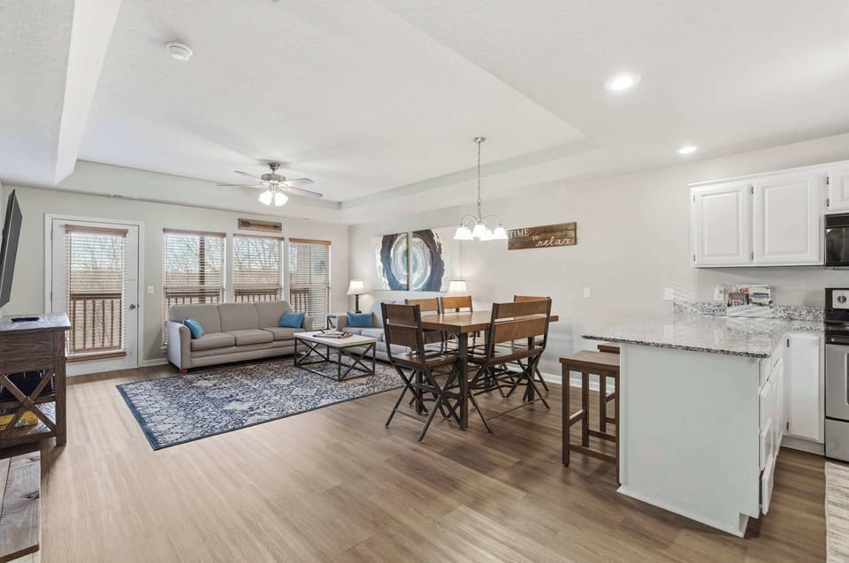Condo, Multiple Beds, Patio, Mountain View (Oak Lane Escape) | Living area | 42-inch flat-screen TV with digital channels