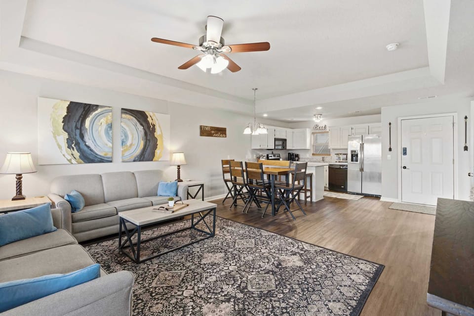 Condo, Multiple Beds, Patio, Mountain View (Oak Lane Escape) | Living area | 42-inch flat-screen TV with digital channels