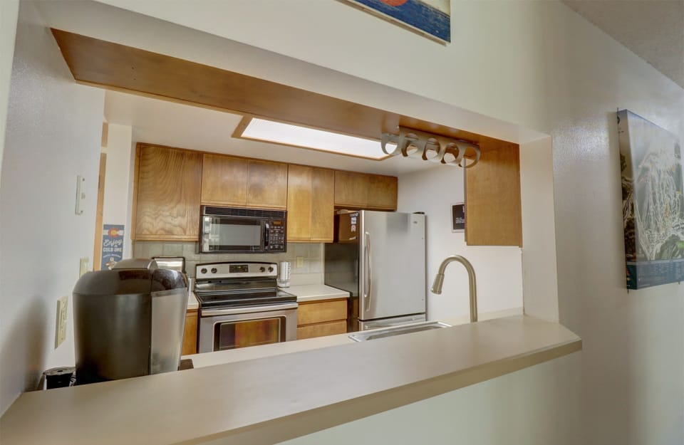 Condo, 1 Bedroom | Private kitchen | Fridge, oven, coffee/tea maker, toaster