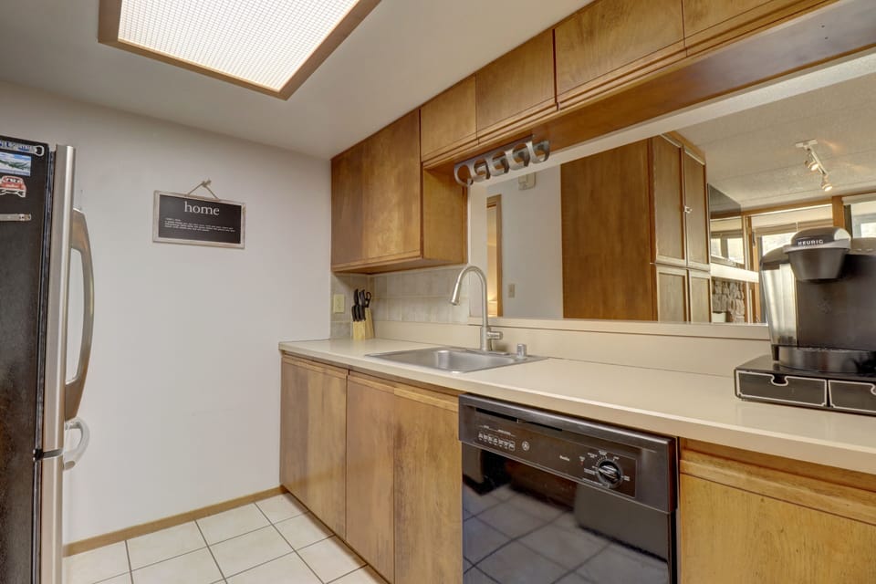 Condo, 1 Bedroom | Private kitchen | Fridge, oven, coffee/tea maker, toaster