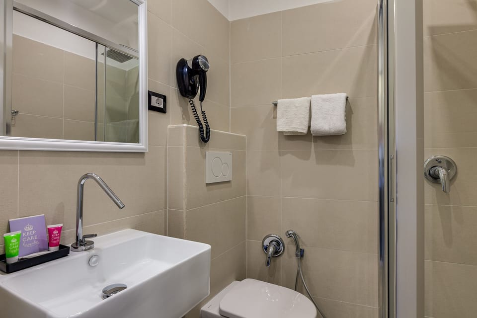 Shower, rainfall showerhead, free toiletries, hair dryer