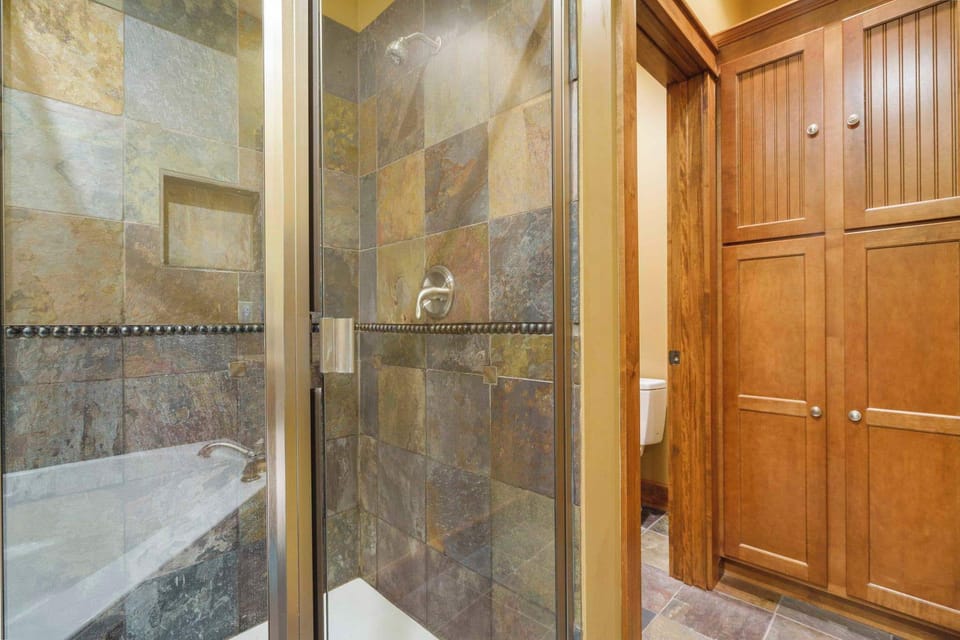 Taneycomo Retreat - Lakefront Condo Cabin in Missouri