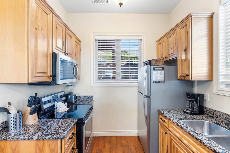 Condo, Multiple Beds, Balcony, Mountain View (Sunset Retreat) | Private kitchen | Coffee/tea maker
