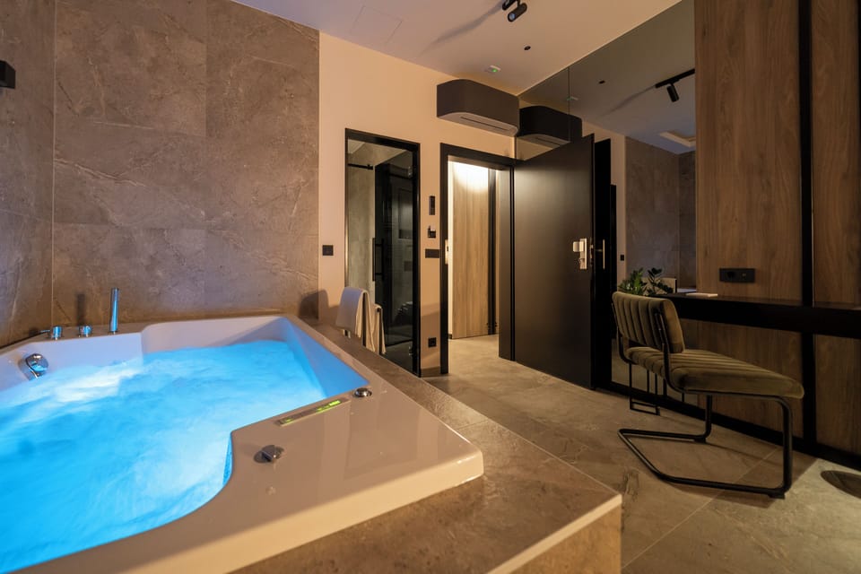Premium Double Room | Minibar, in-room safe, desk, laptop workspace