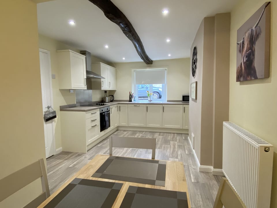 Cottage, 2 Bedrooms | Private kitchen | Fridge, microwave, oven, toaster