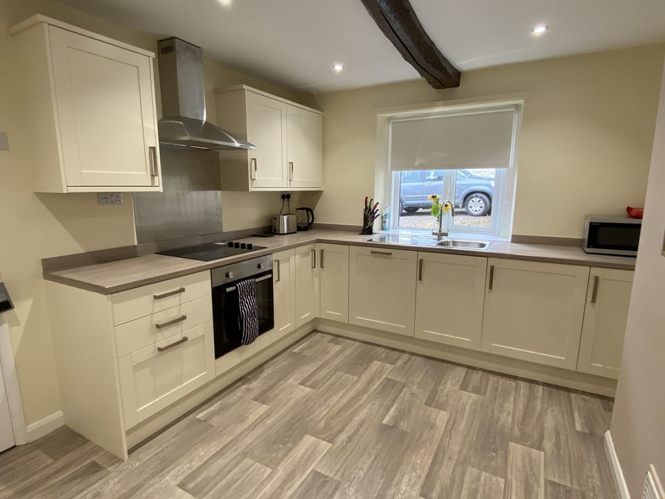 Cottage, 2 Bedrooms | Private kitchen | Fridge, microwave, oven, toaster